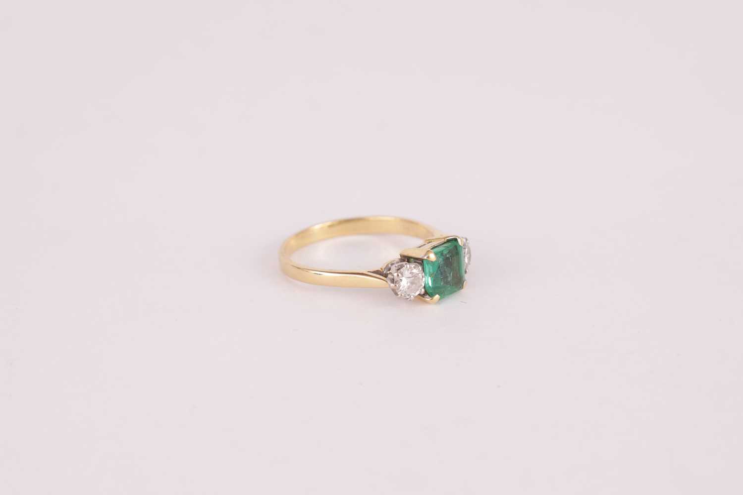 A LADIES 18CT GOLD THREE STONE EMERALD AND DIAMOND RING - Image 2 of 5