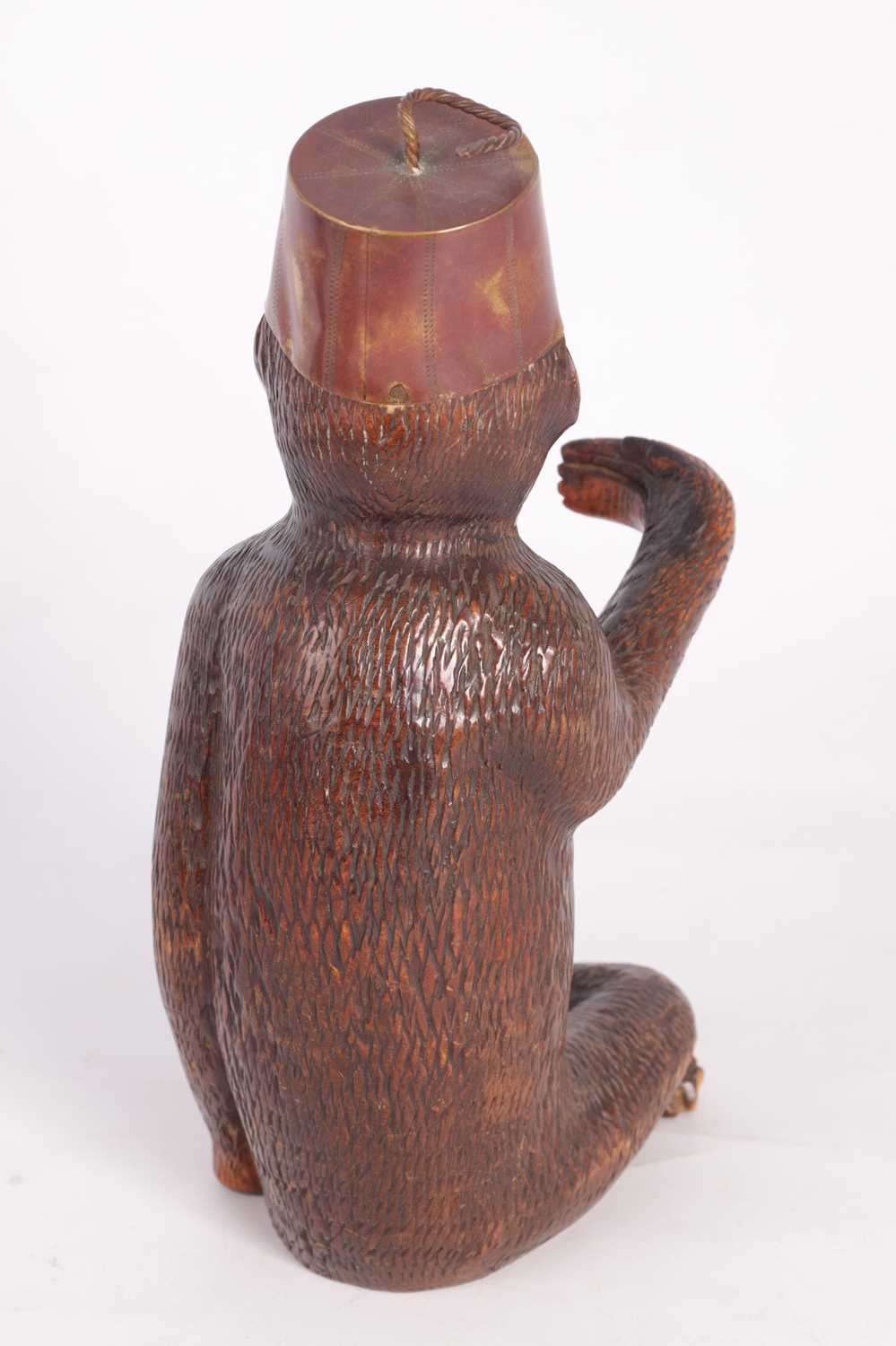 A 19TH CENTURY BLACK FOREST CARVED MONKEY - Image 5 of 7