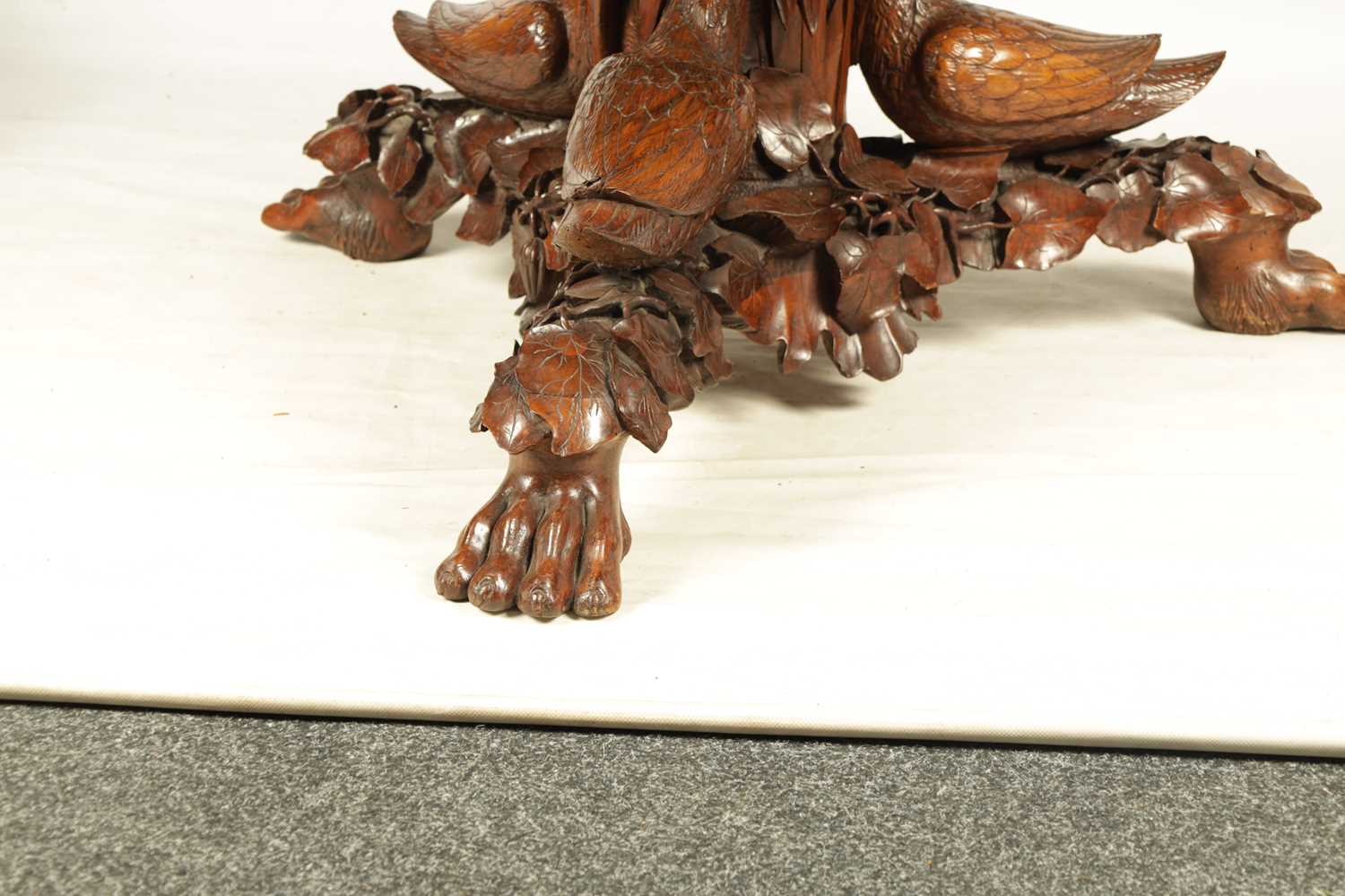 A FINE EARLY 19TH CENTURY CONTINENTAL FIGURED WALNUT CARVED CENTRE TABLE - Image 3 of 11