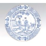 AN 18TH CENTURY CHINESE BLUE AND WHITE CHARGER