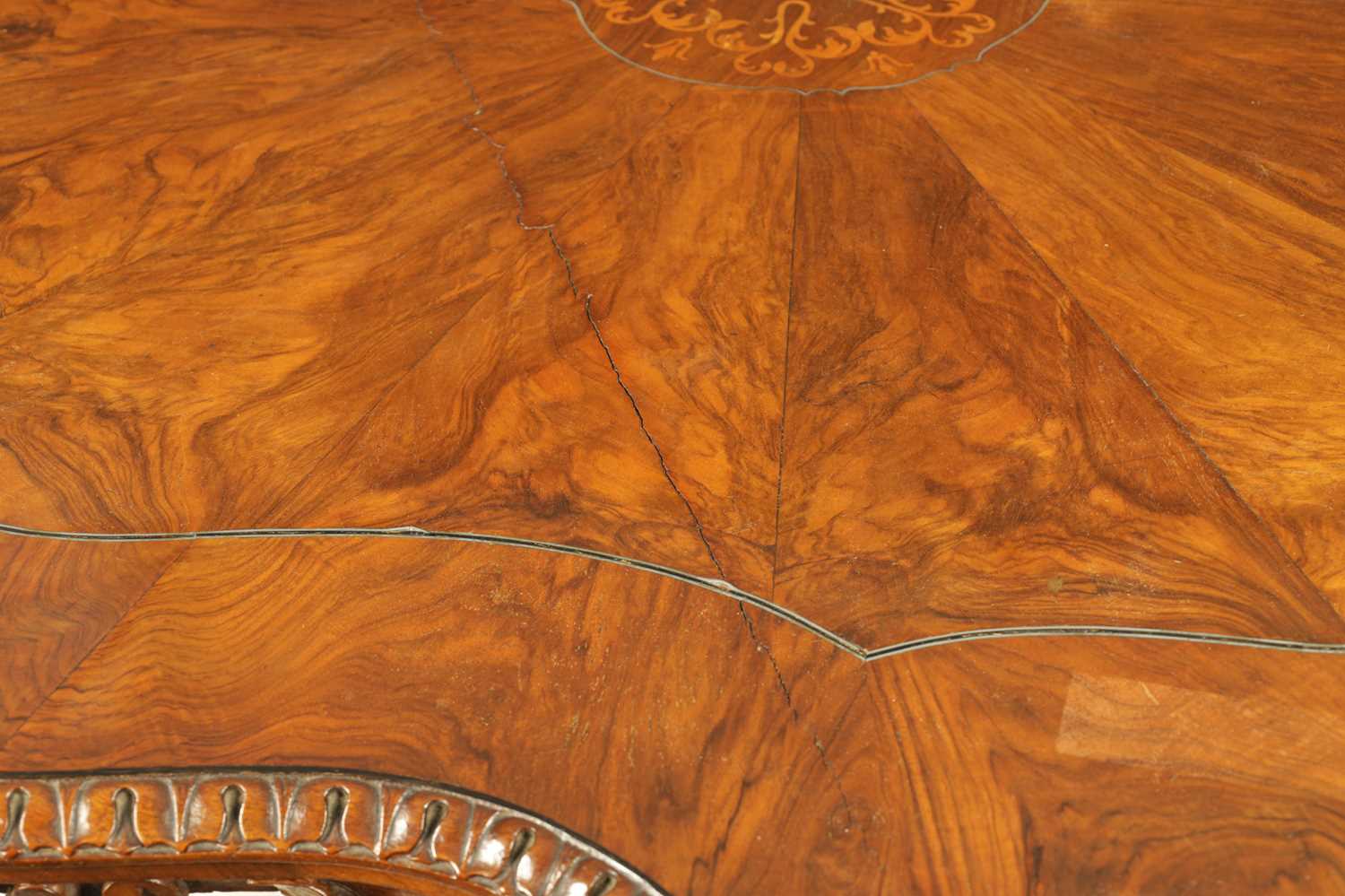 A FINE EARLY 19TH CENTURY CONTINENTAL FIGURED WALNUT CARVED CENTRE TABLE - Image 6 of 11