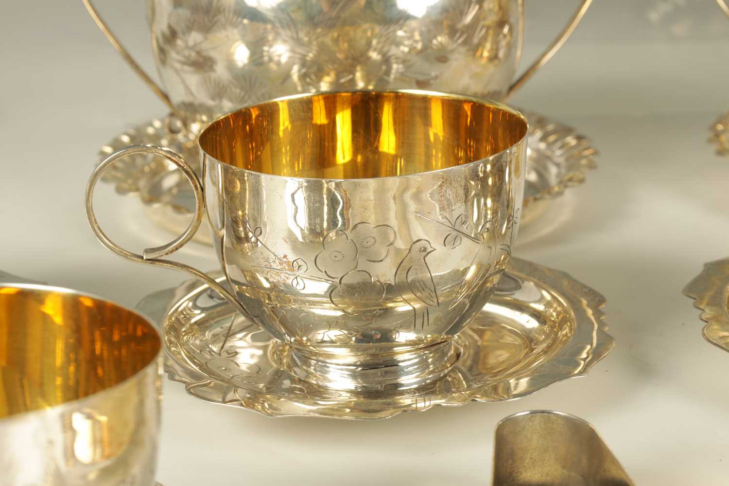 A CONTINENTAL JAPANESE STYLE SILVER AND GILT TEA SERVICE - Bild 3 aus 9