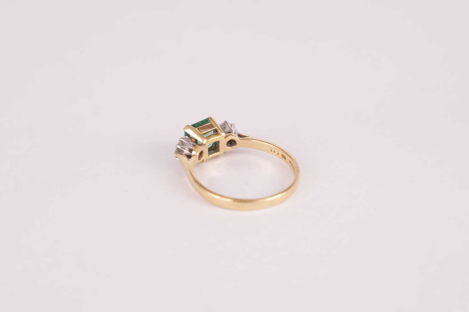 A LADIES 18CT GOLD THREE STONE EMERALD AND DIAMOND RING - Image 3 of 5