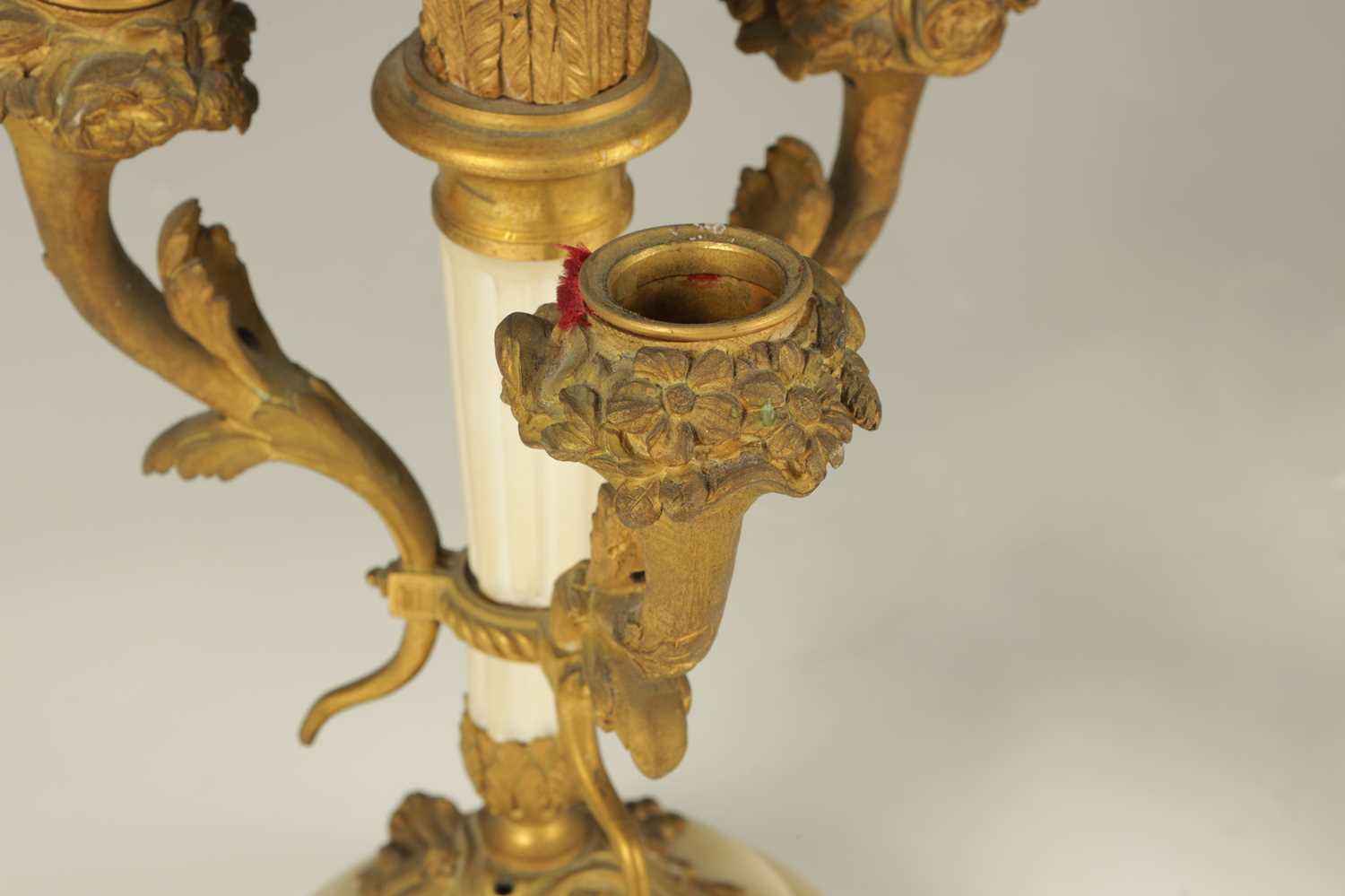 A 19TH CENTURY FRENCH THREE PIECE CLOCK GARNITURE - Image 10 of 13