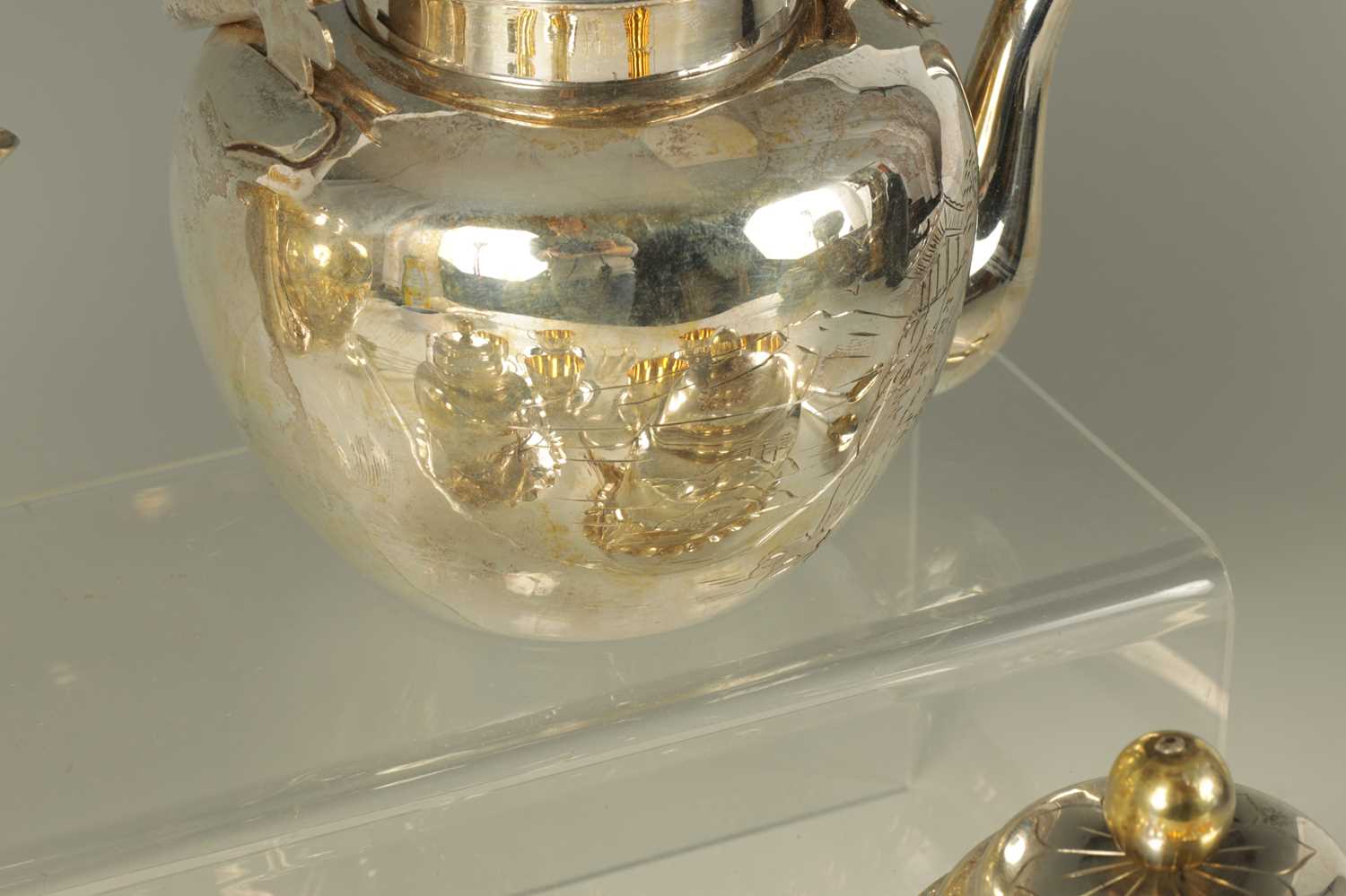 A CONTINENTAL JAPANESE STYLE SILVER AND GILT TEA SERVICE - Bild 4 aus 9