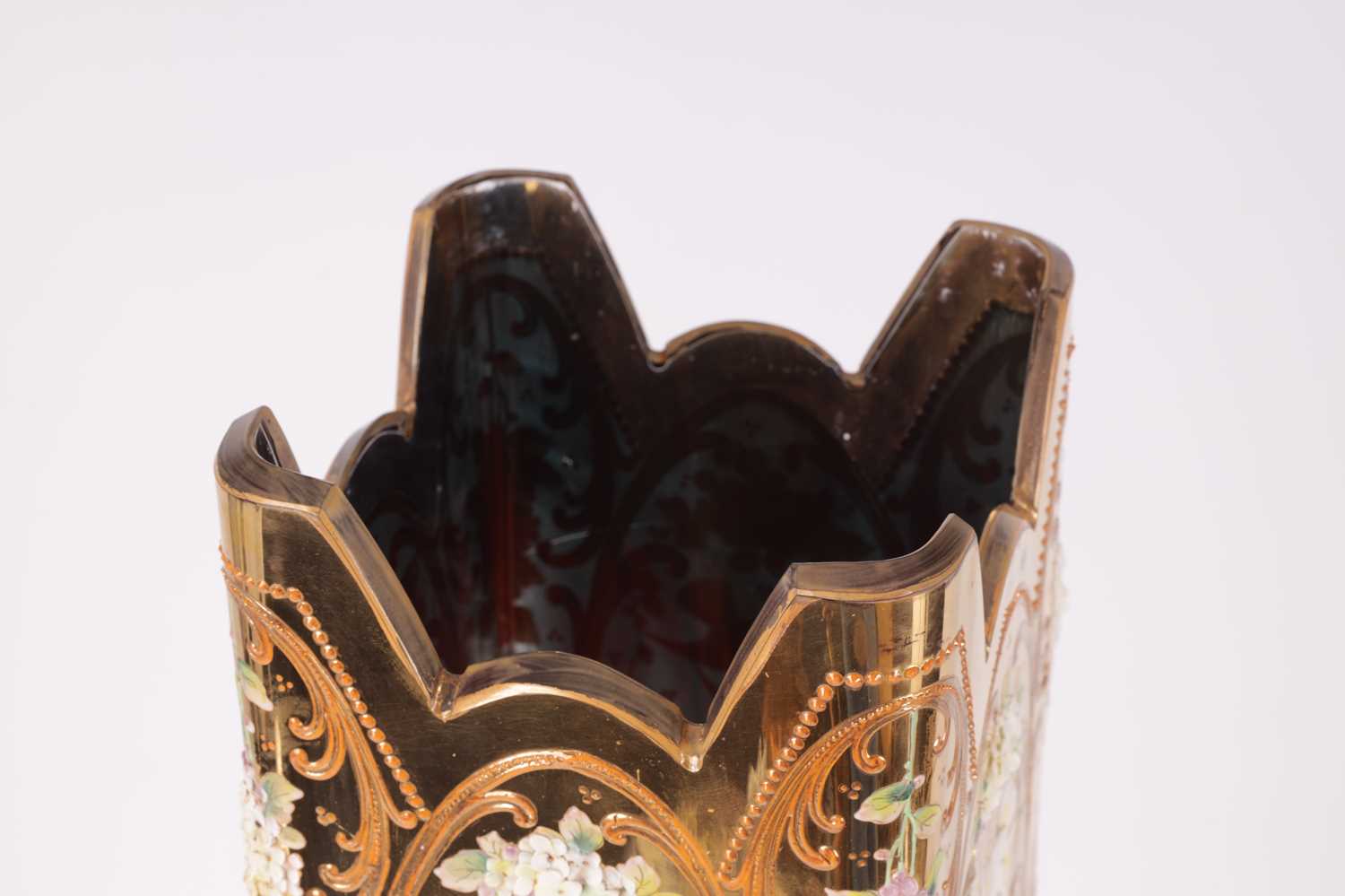 A LARGE SLENDER EXHIBITION MOSER STYLE GILT AND ENAMEL GLASS VASE - Image 6 of 7