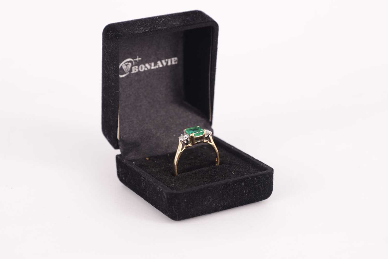 A LADIES 18CT GOLD THREE STONE EMERALD AND DIAMOND RING - Image 5 of 5