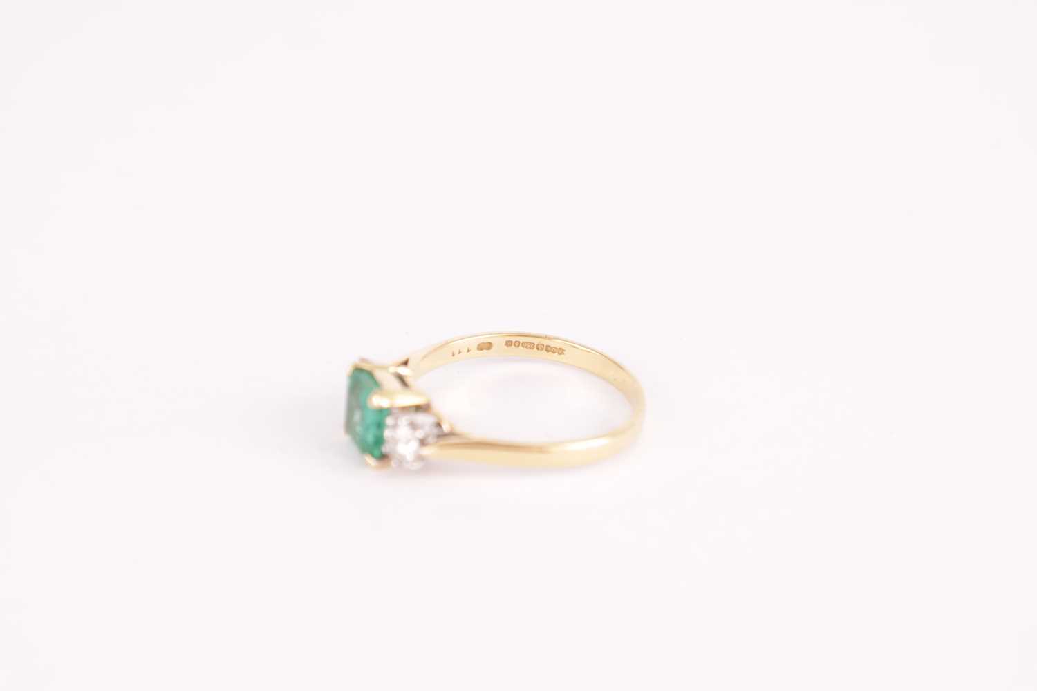 A LADIES 18CT GOLD THREE STONE EMERALD AND DIAMOND RING - Image 4 of 5