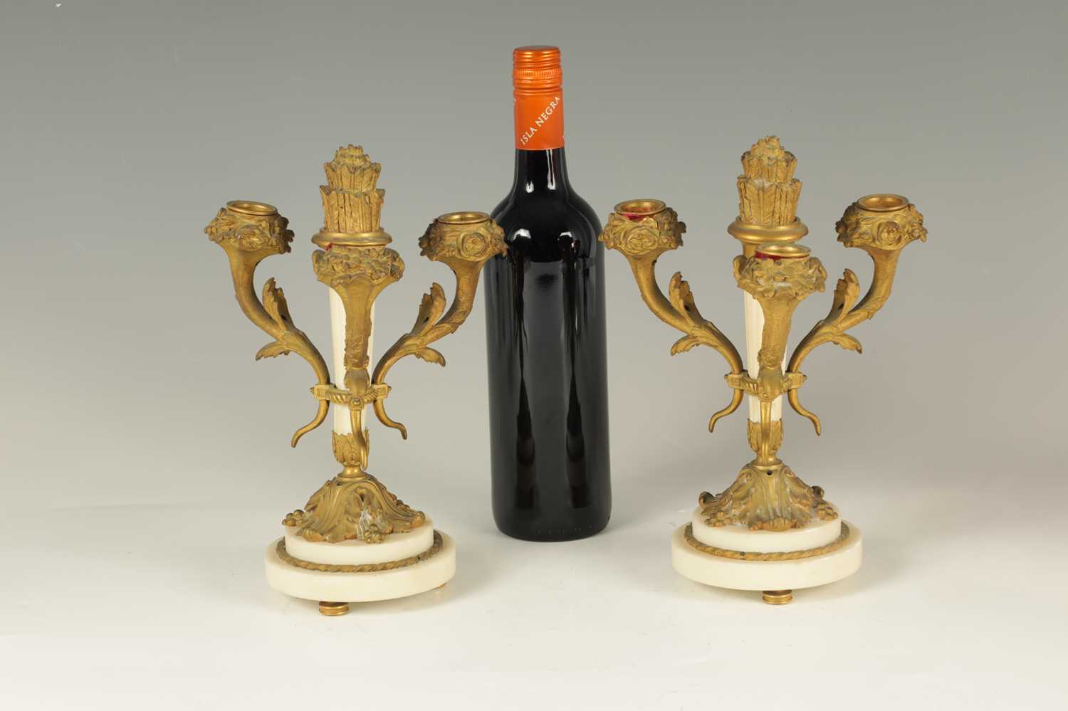 A 19TH CENTURY FRENCH THREE PIECE CLOCK GARNITURE - Image 9 of 13