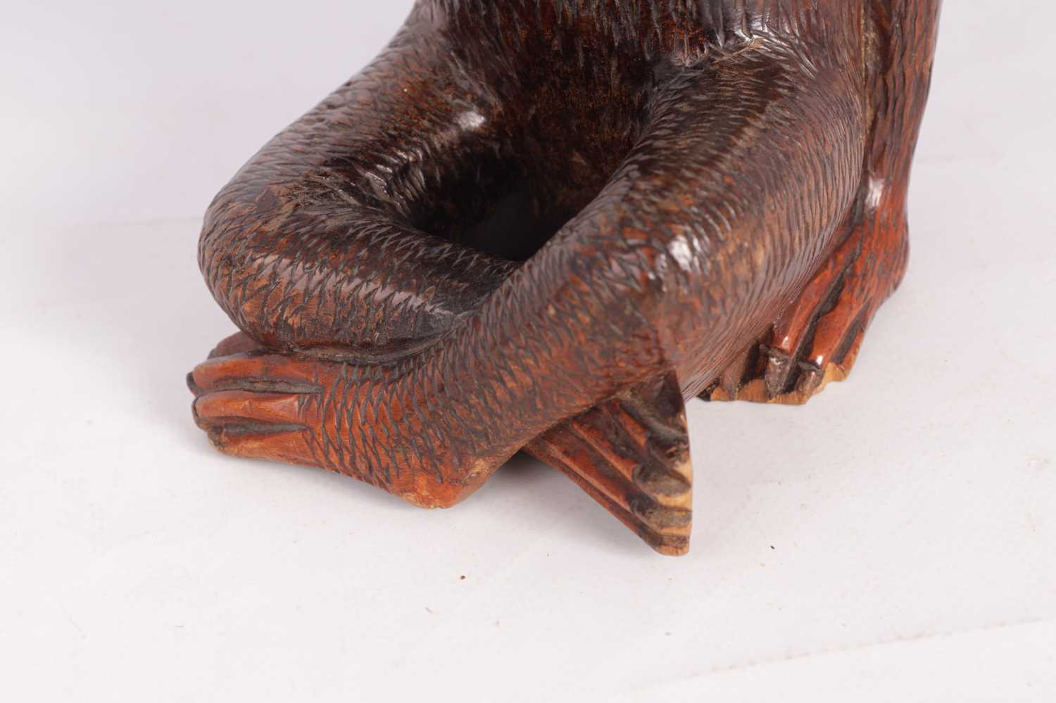 A 19TH CENTURY BLACK FOREST CARVED MONKEY - Image 4 of 7