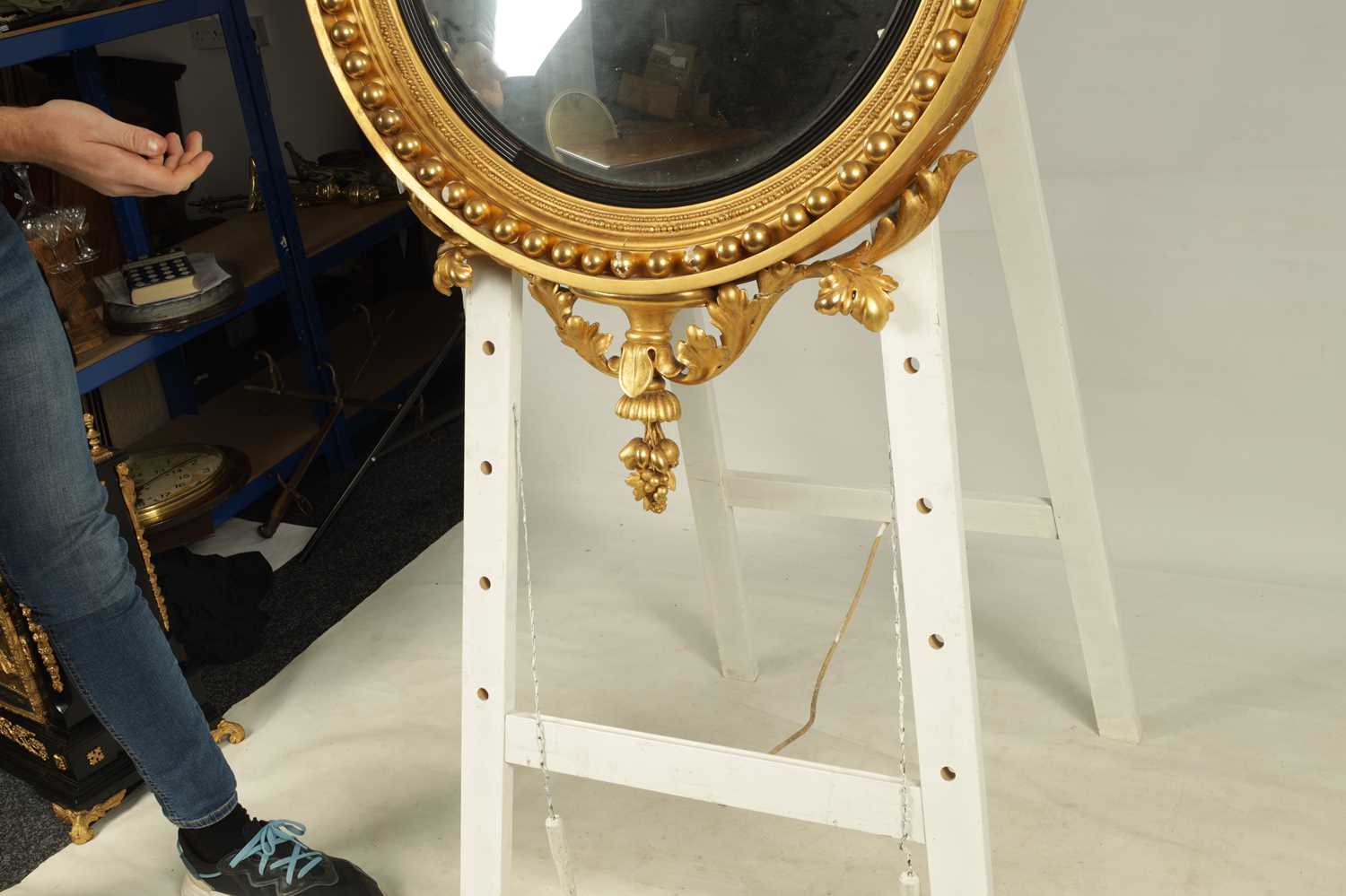 A REGENCY CARVED GILTWOOD CONVEX MIRROR OF LARGE SIZE - Image 5 of 5