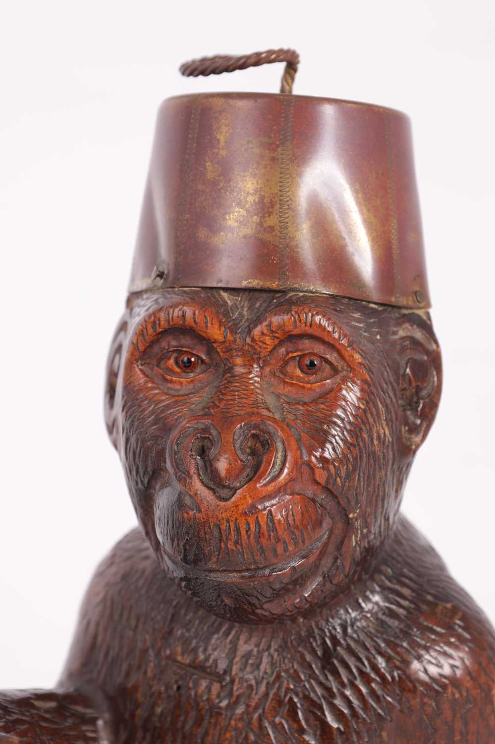 A 19TH CENTURY BLACK FOREST CARVED MONKEY - Image 3 of 7