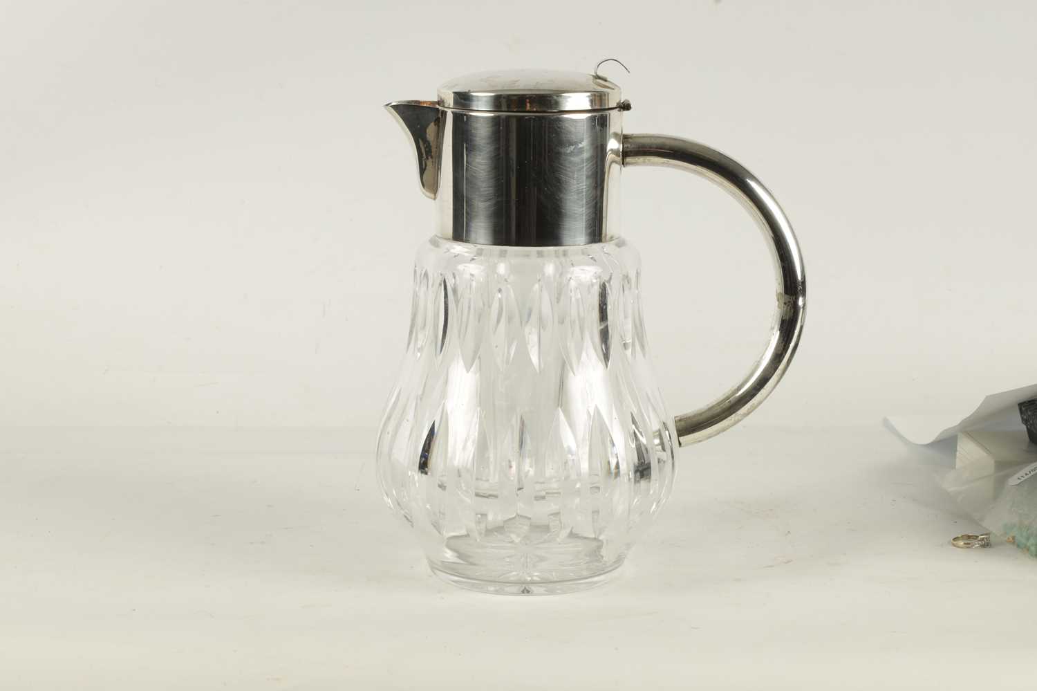 AN EDWARDIAN SILVER PLATED FACETED CUT GLASS LEMONADE JUG - Image 2 of 7