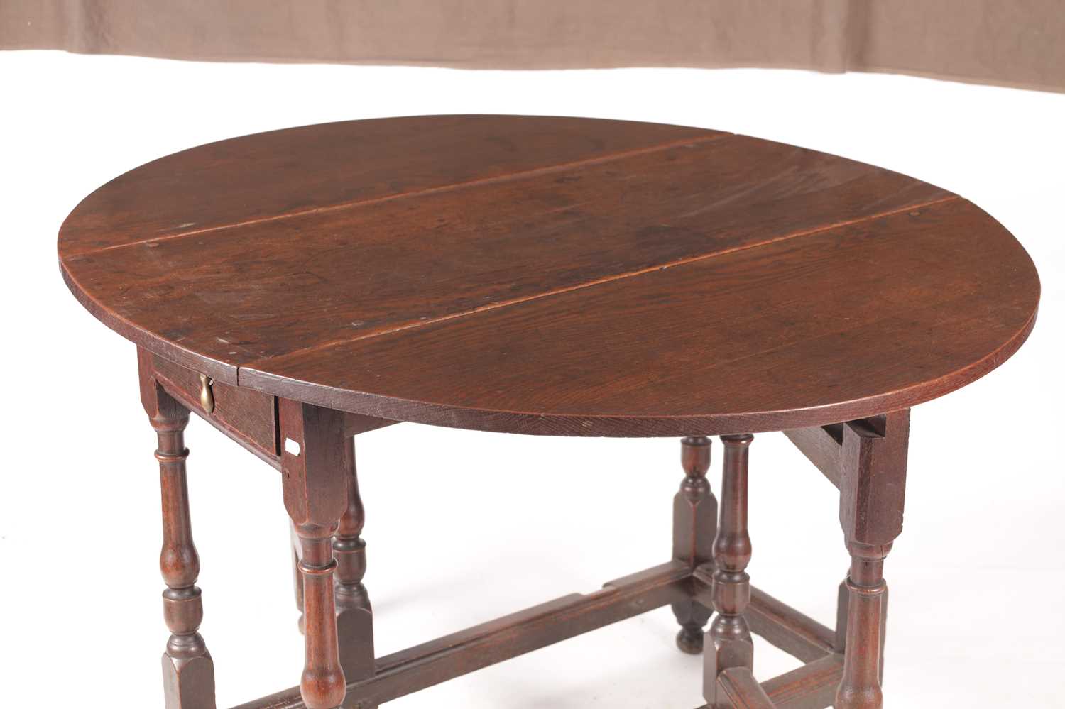 AN 18TH CENTURY OAK GATE LEG TABLE OF SMALL SIZE - Bild 4 aus 8