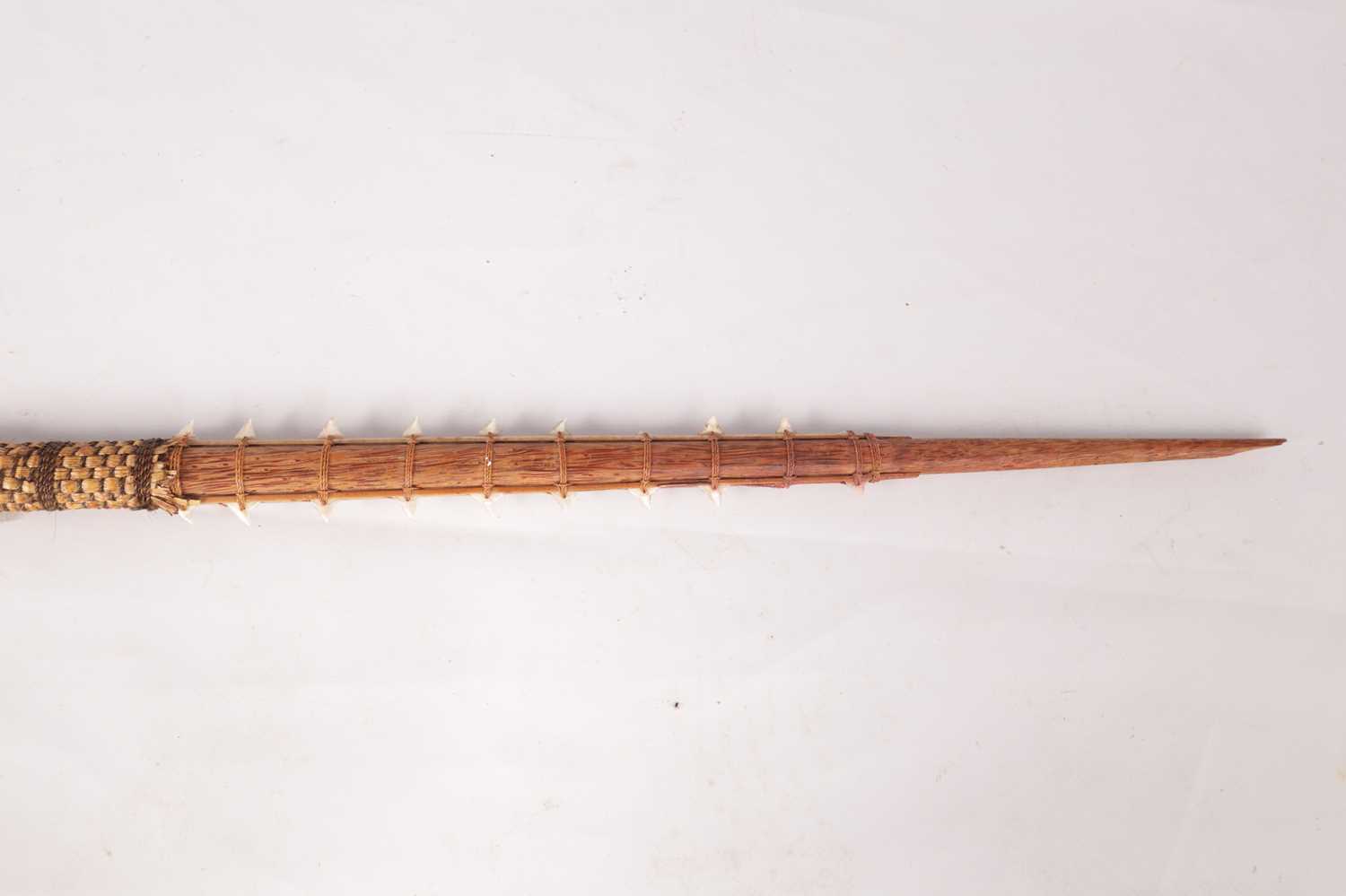 AN UNUSUAL FLATTENED TAPERING HARDWOOD SHARK TOOTH STICK (TEBUTE) - Image 5 of 8