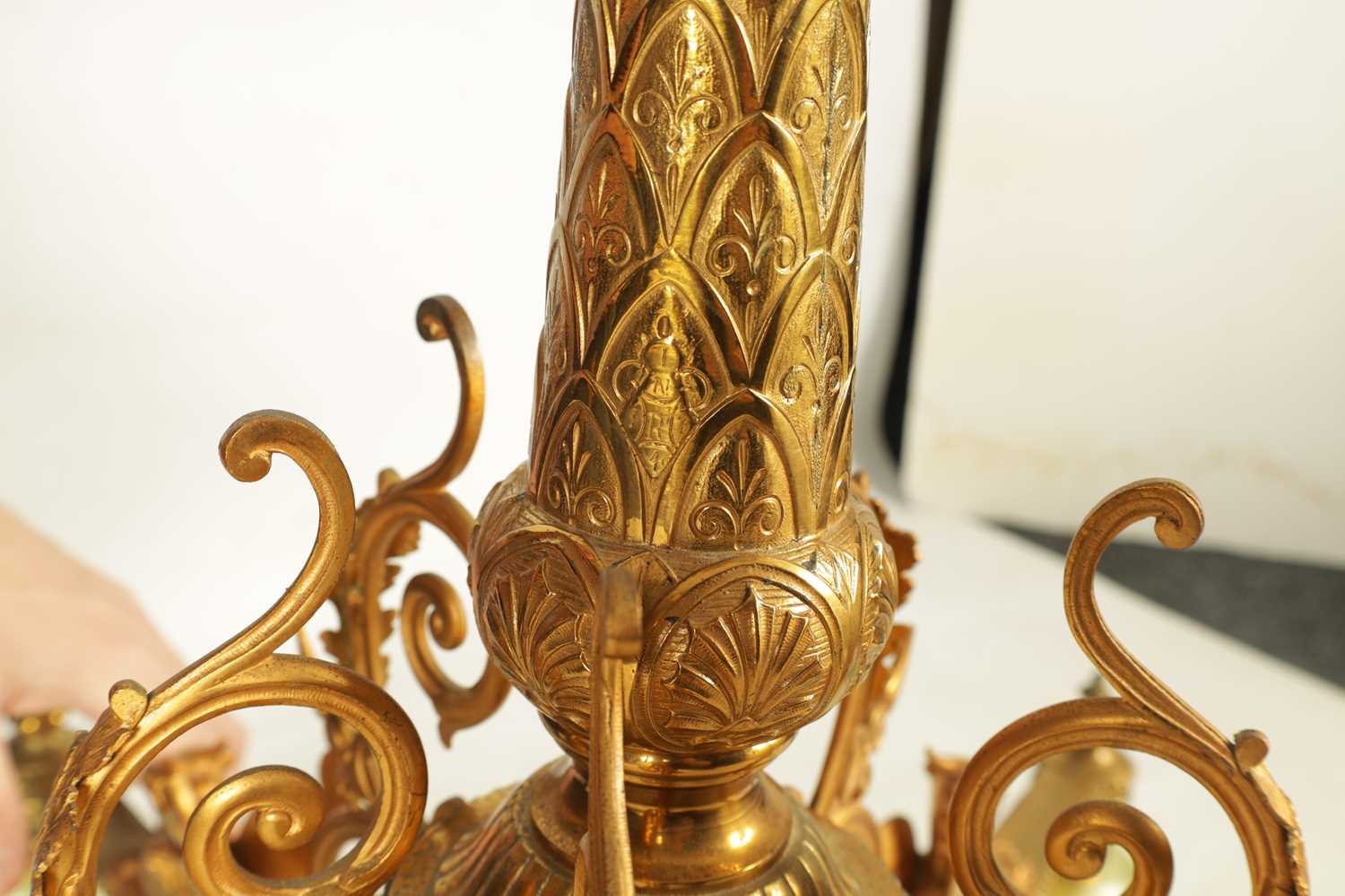 AN IMPRESSIVE LATE 19TH CENTURY GILT BRASS HANGING EGYPTIAN REVIAL FIVE BRANCH LIGHT FITTING - Image 8 of 9