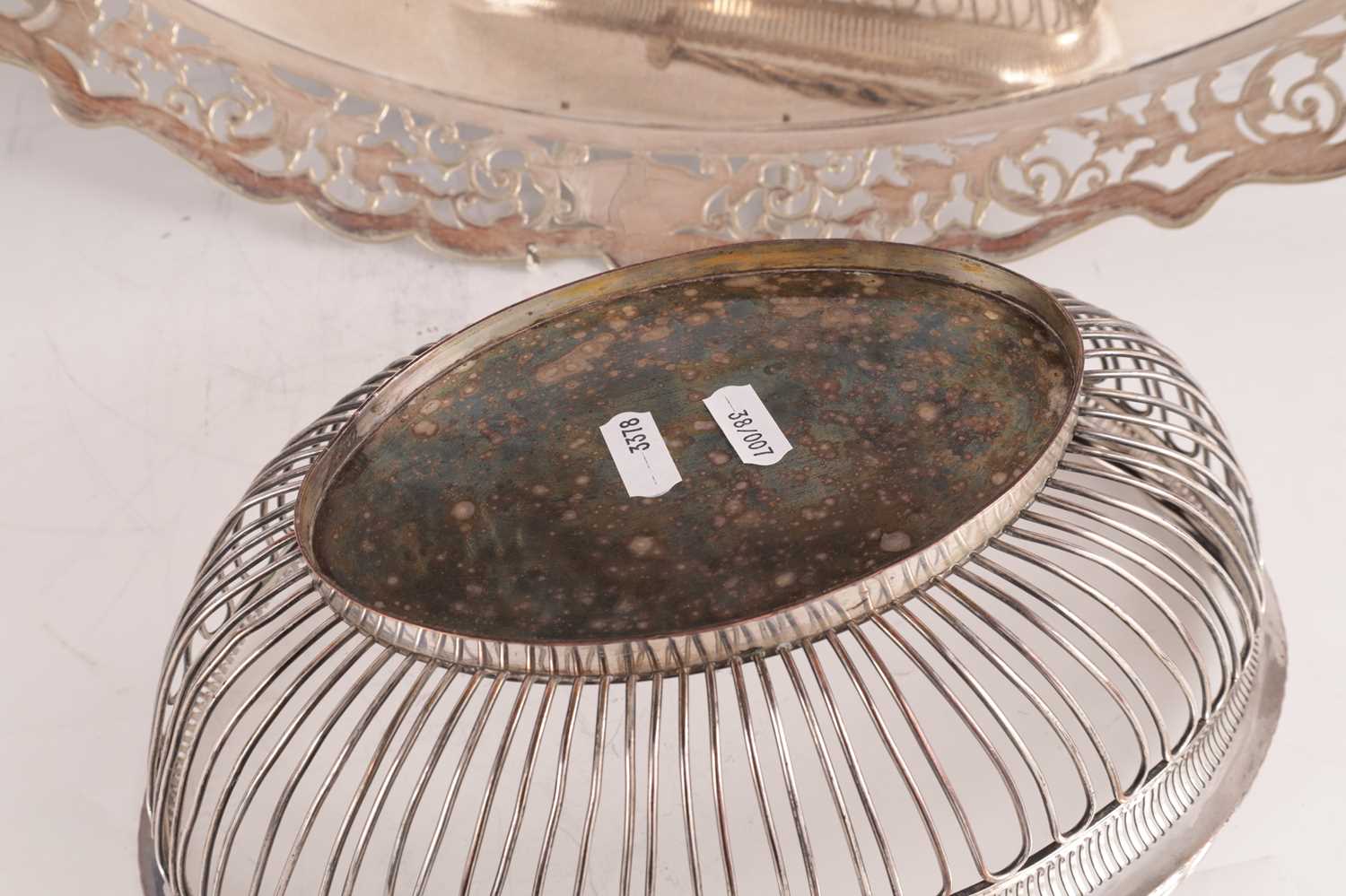 A LARGE OVAL SILVER PLATED TRAY TOGETHER WITH AN OLD SHEFFIELD PLATE BASKET - Image 3 of 10