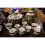 Extensive Coalport 'Norfolk Green' pattern dinner service comprising of 16 Dinner plates, Seven