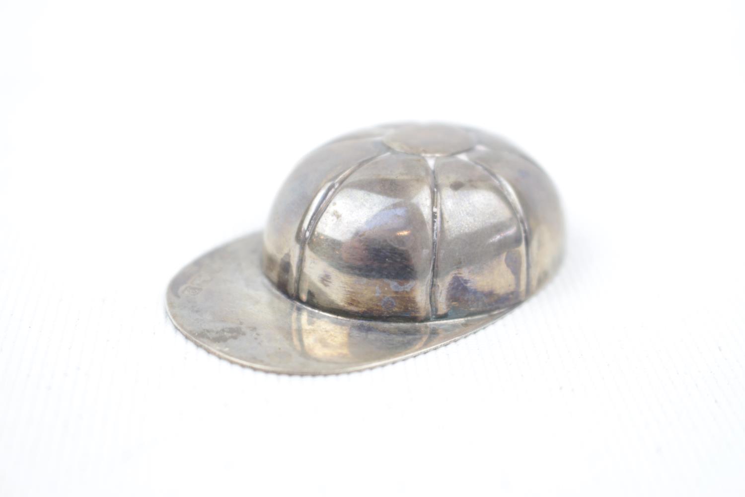 Silver Jockey Cap Sheffield 1989, 5cm in Length. 15g total weight