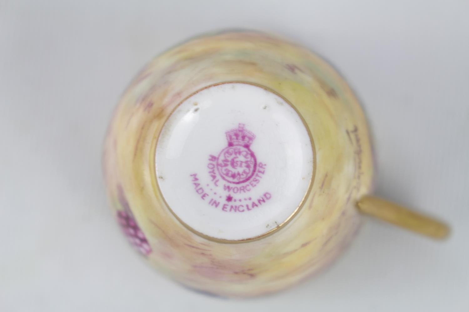 Royal Worcester Fruit decorated coffee can dated 1924 signed Modeley & E Townsend - Image 5 of 5