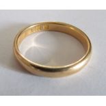 A 22ct gold band 4.4g size P