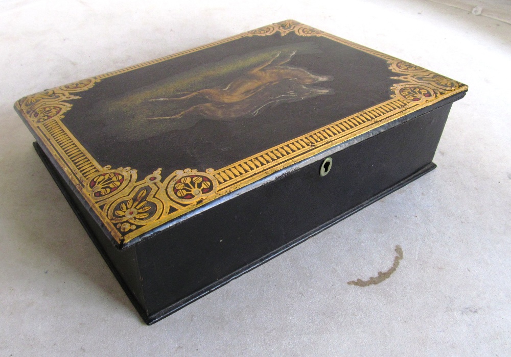 A Victorian lacquer writing slope with scene of dogs to lid and gilt edging (sa/f) - Image 3 of 10