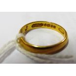 A 22ct gold wedding band 3.2g Size M