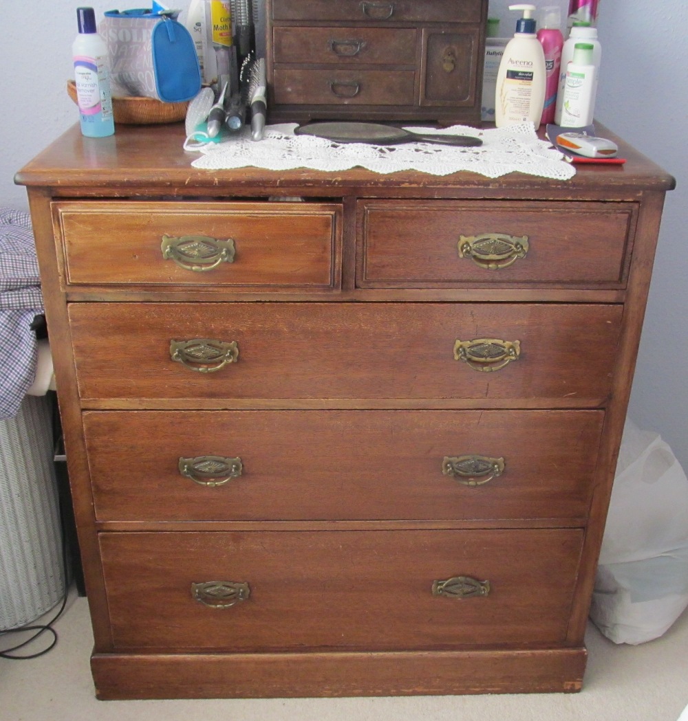 An Edwardian walnut chest of drawers