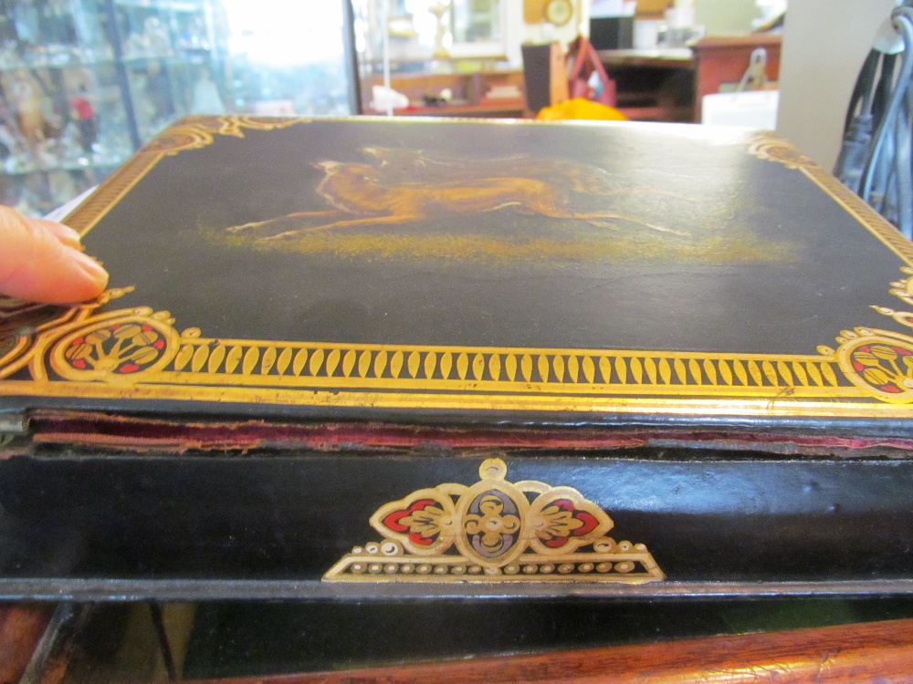 A Victorian lacquer writing slope with scene of dogs to lid and gilt edging (sa/f) - Image 7 of 10