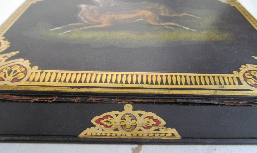 A Victorian lacquer writing slope with scene of dogs to lid and gilt edging (sa/f) - Image 4 of 10