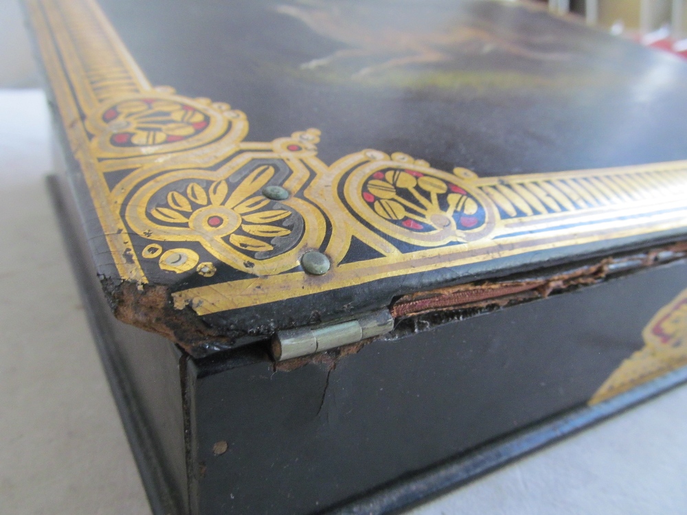 A Victorian lacquer writing slope with scene of dogs to lid and gilt edging (sa/f) - Image 5 of 10