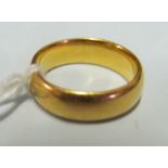 A 22ct gold band size N/O 8.4g