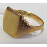 A 9ct gold signet ring 4.2g
