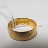 An 18ct gold engraved band 4.6gm, size Q/R