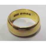 An 18ct gold band
