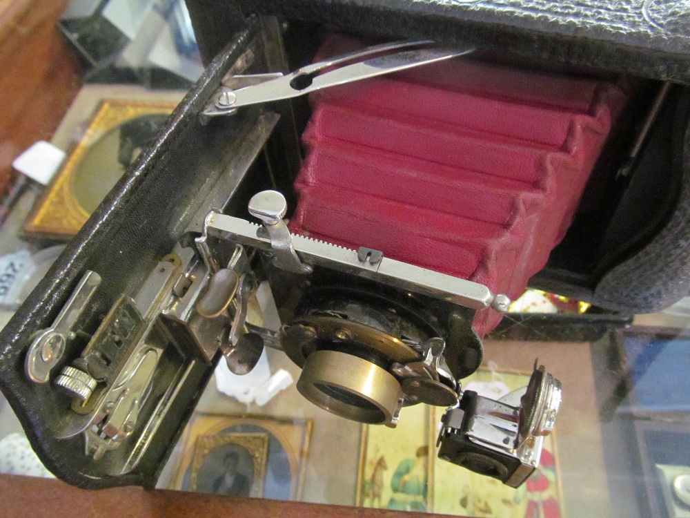 An Eastman Kodak Co. folding camera and a Franke & Heidecke box camera - Image 4 of 8