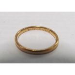 A 22ct gold band 2.1g, size L/M