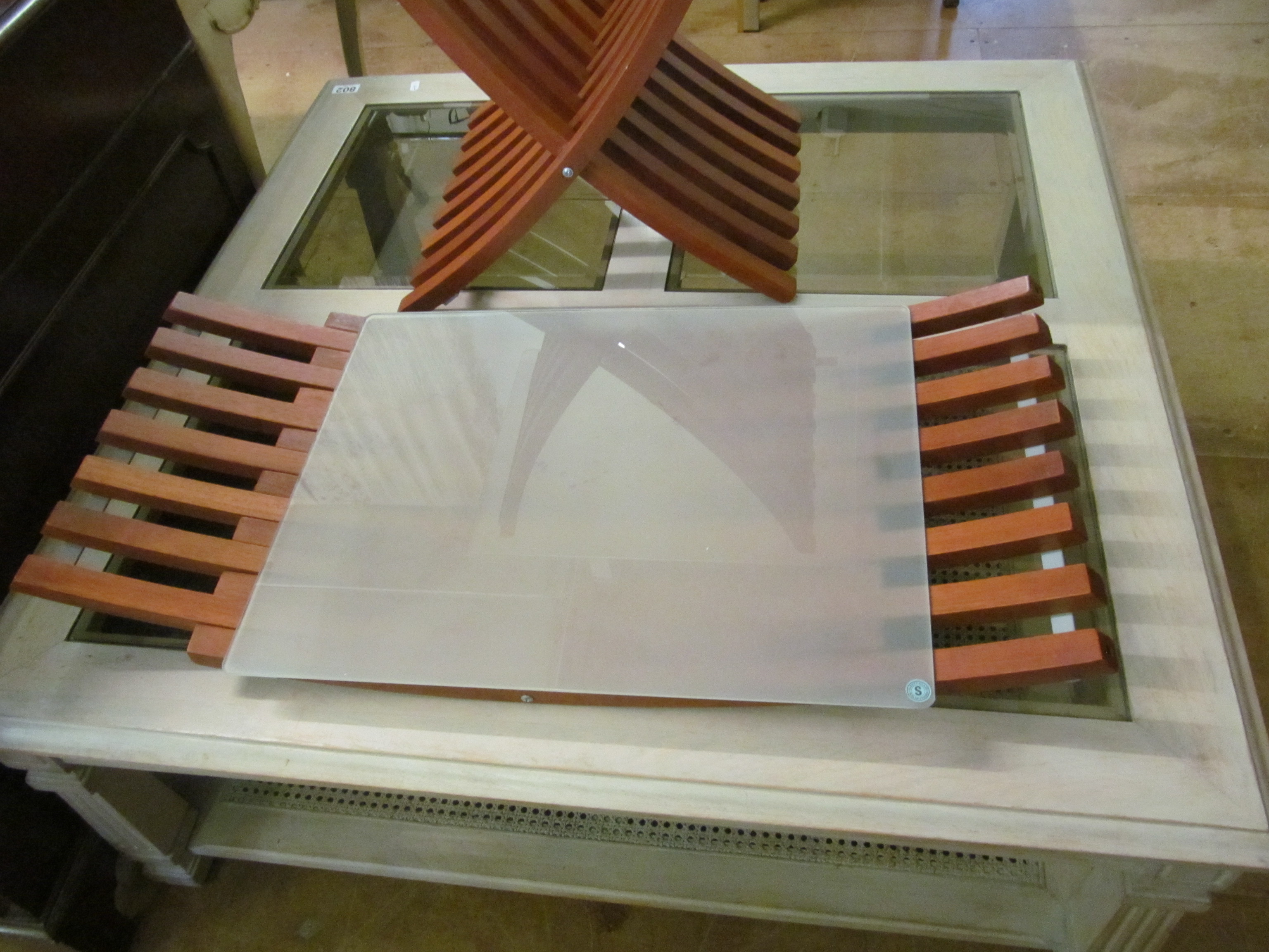 A pair of 'U' shaped slatted side tables with glass tops - Image 2 of 2
