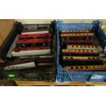 Two trays of Hornby carriages
