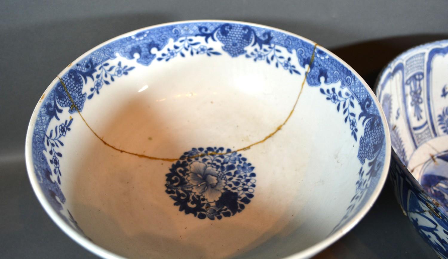 A Late 18th or Early 19th Century Chinese Large Bowl decorated in underglaze blue 36 cms diameter - Image 3 of 5