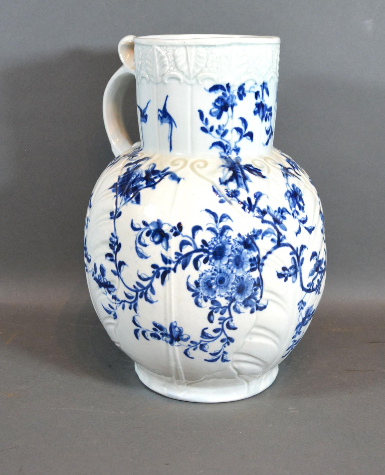 An 18th Century English Large Jug decorated in underglaze blue with birds amongst foliage, 26 cms - Bild 2 aus 3