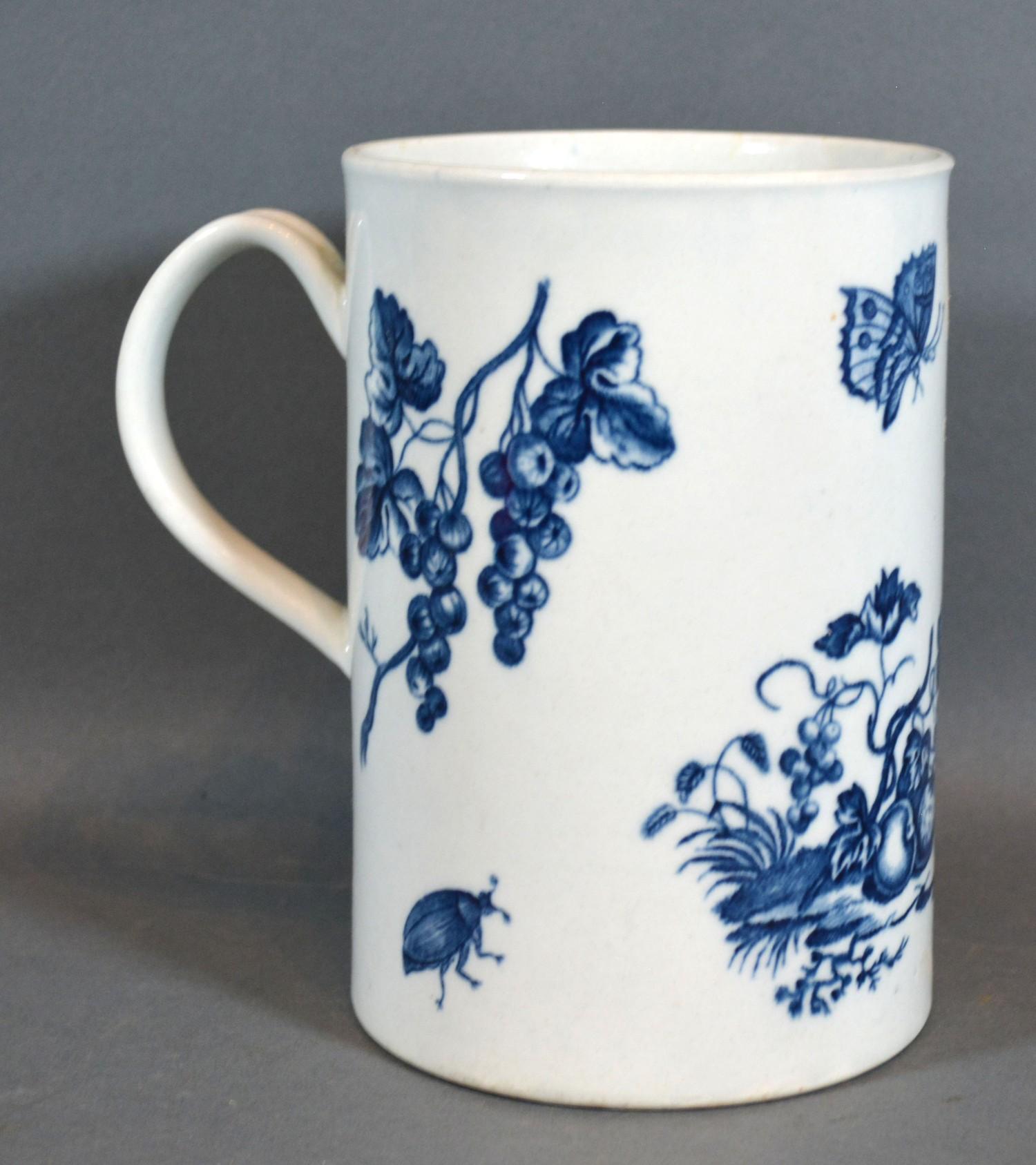 A First Period Worcester Large Mug decorated in underglaze blue with birds and insects amongst fruit - Bild 2 aus 3