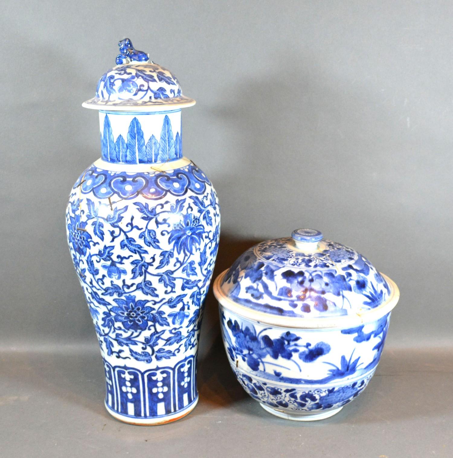 A Late 18th or Early 19th Century Chinese Porcelain Covered Vase decorated in underglaze blue