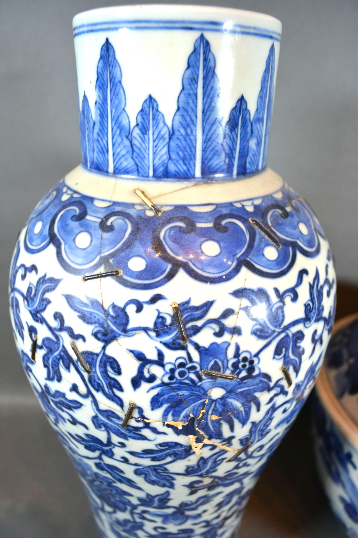 A Late 18th or Early 19th Century Chinese Porcelain Covered Vase decorated in underglaze blue - Image 2 of 5