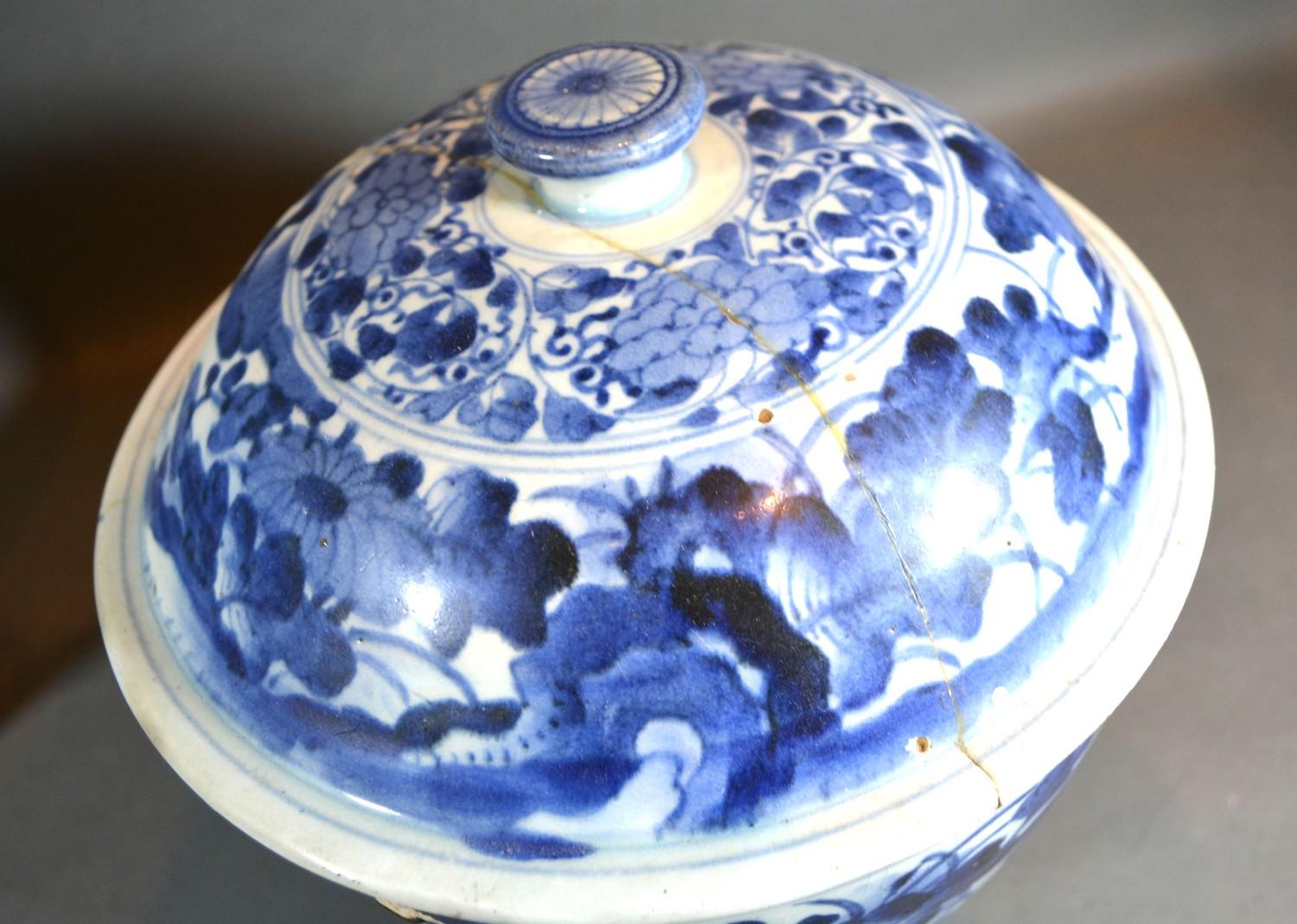 A Late 18th or Early 19th Century Chinese Porcelain Covered Vase decorated in underglaze blue - Image 4 of 5