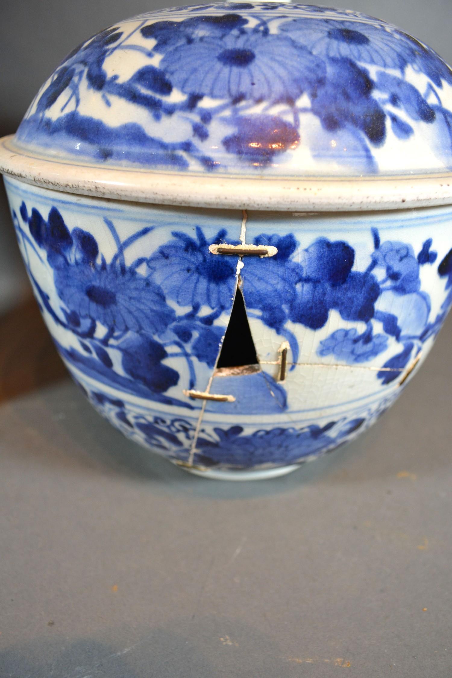 A Late 18th or Early 19th Century Chinese Porcelain Covered Vase decorated in underglaze blue - Image 3 of 5