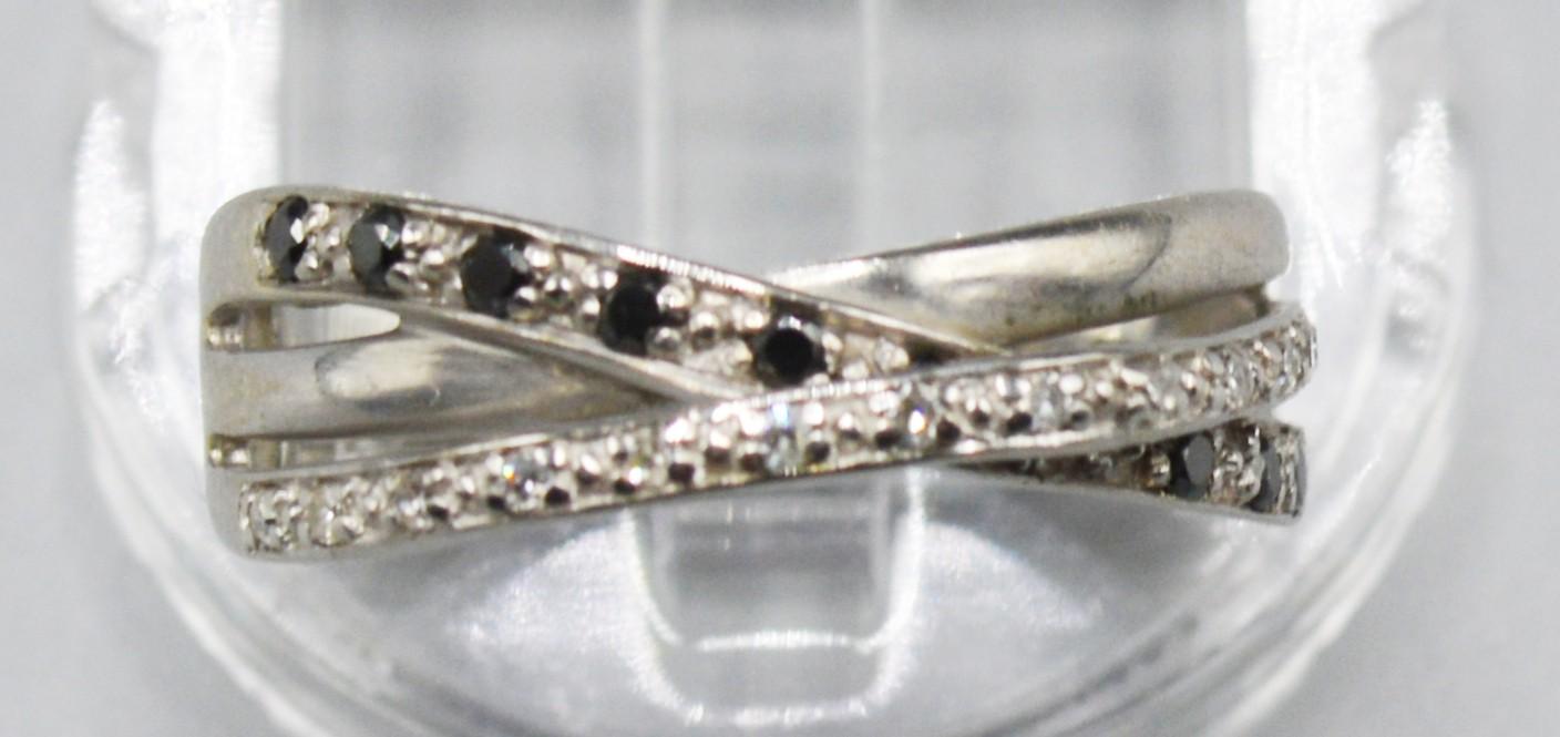 A 14ct White Gold Diamond and Sapphire Crossover Band Ring, 2.8 grams, ring size L - Image 2 of 2