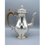 A London Silver Coffee Pot with turned wooden handle, 21 ozs. 22 cms tall