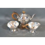 A Sheffield silver three piece tea service comprising teapot, cream jug and sucrier, 22oz all in