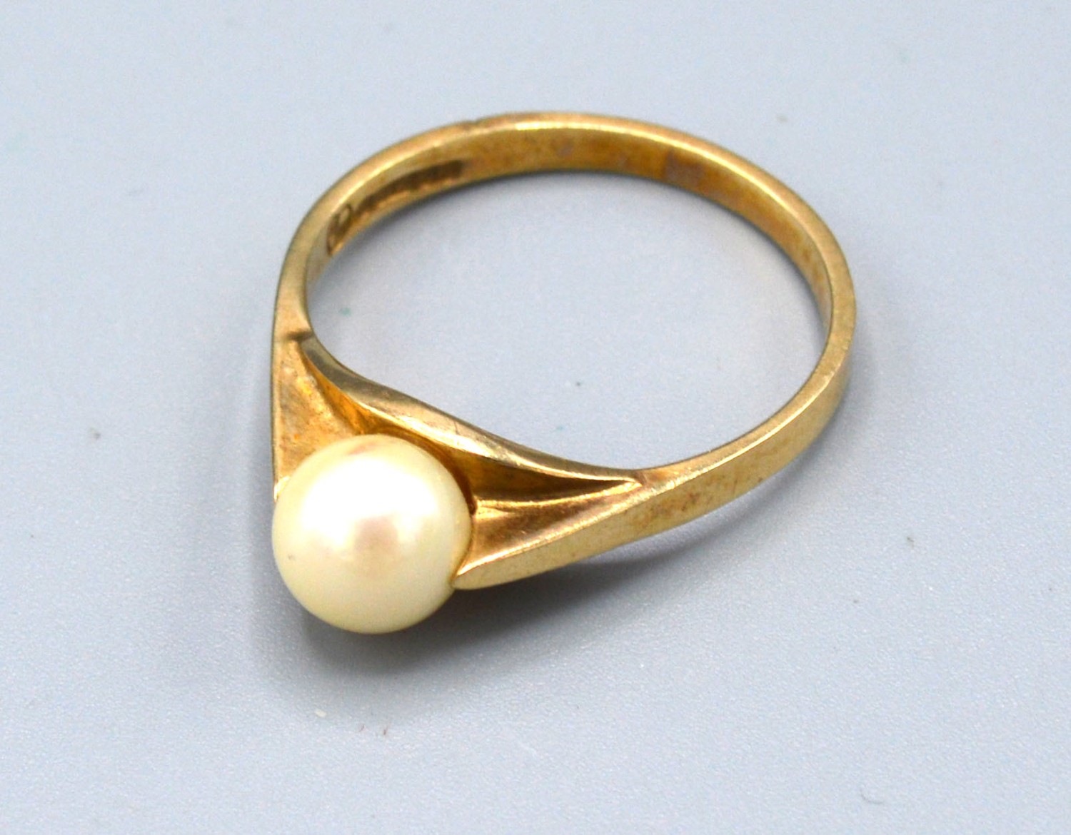 A 9ct Yellow Gold Ring set with single pearl, 2.6 gms Size P